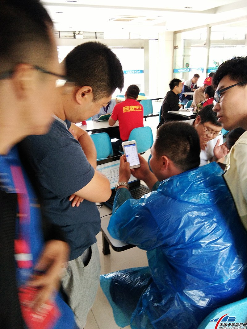 中國重汽工作人員通過智慧重汽數據幫助車主分析車輛油耗原因