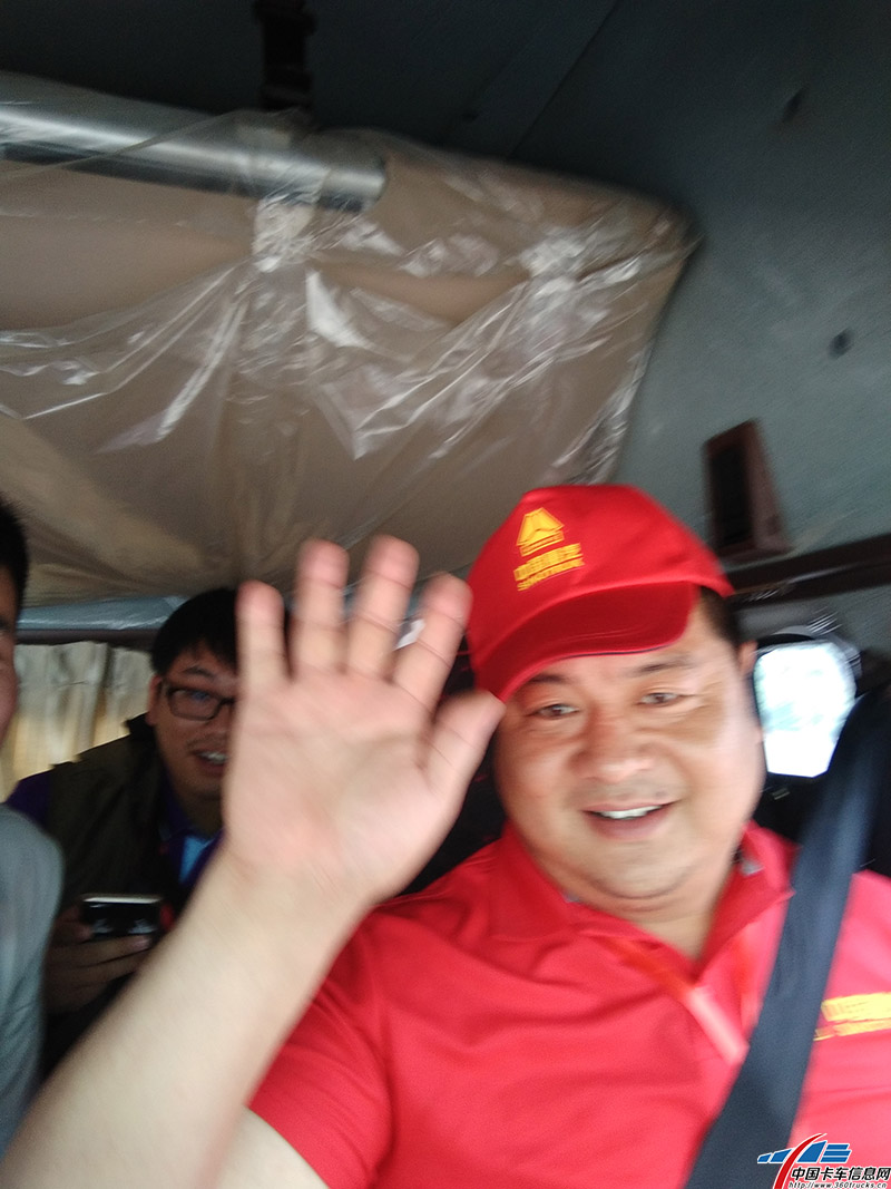 第二組選手崔永鵬與車輛合影，崔師傅平時做水泥，煤炭，成品油運輸