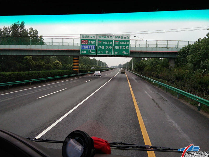 第二個高架橋，當問及上坡時車輛動力表現時，崔師傅說“今天是比賽，要是平時車速可以達到110”