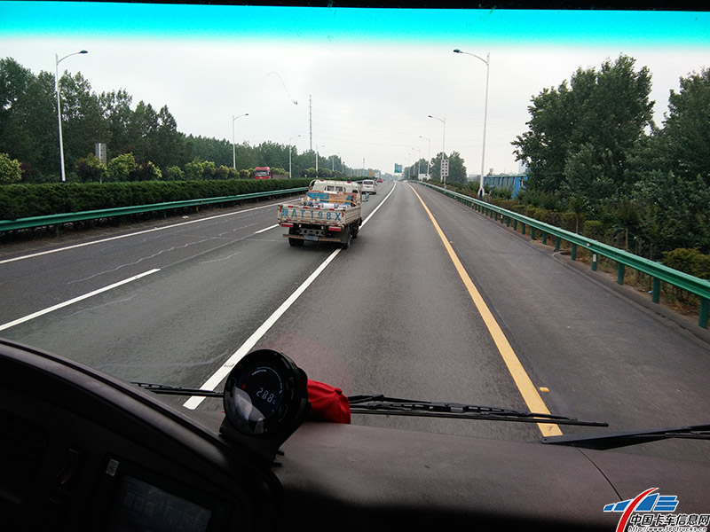 今天這段路上車輛還是挺少的，崔師傅車速控制在40-60之間