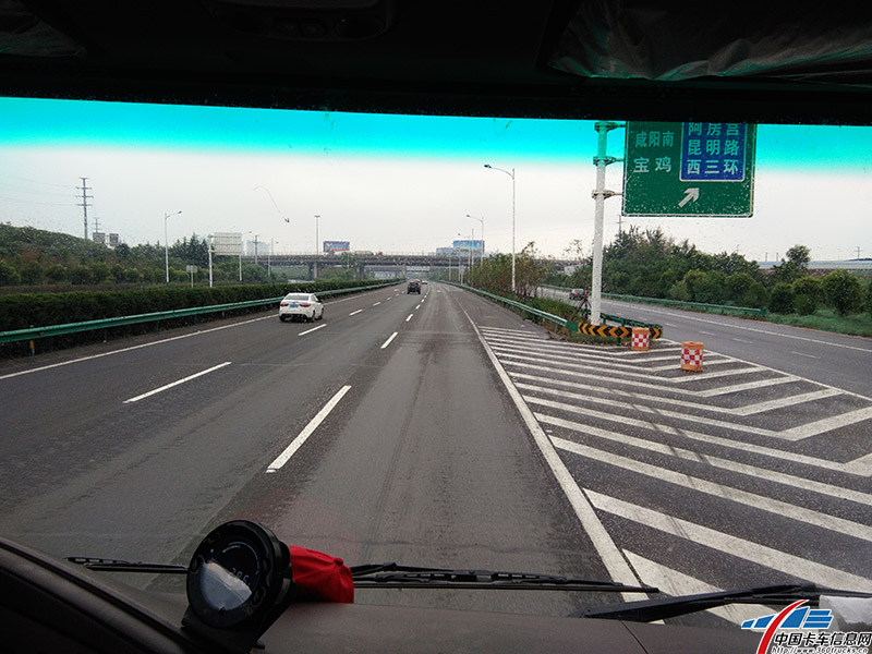 車輛開始進入一個長達6公里的上坡路段，預計這是最耗氣的