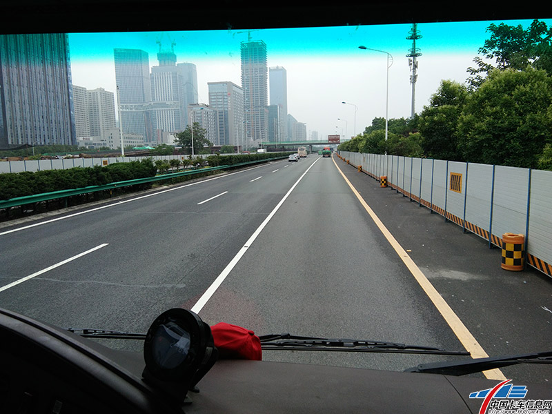 車輛到達南繞城，車輛的數量陸續多了起來
