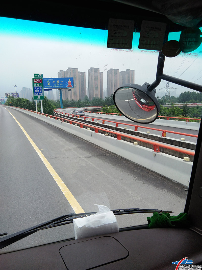 通過車輛的倒車鏡可以看到車輛的全景