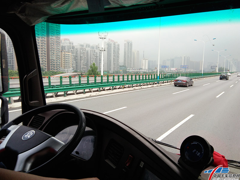 透過車窗可以看到西安的高樓大廈，顯示著西安的繁華