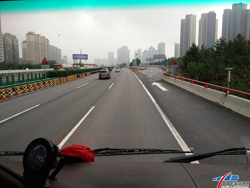 一個上坡，把整個車輛的平均氣耗拉升了2個點，現在平均氣耗26，現在平均車速44公里