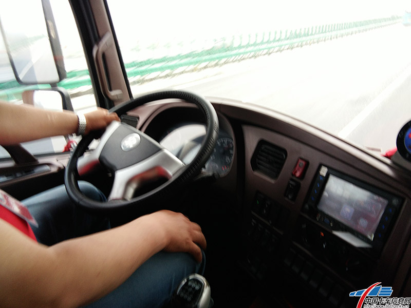 進入下坡路段車速迅速達到80