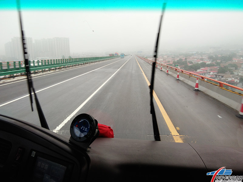 此時路上下起了雨，記者感覺對于比賽來說這是不利因素