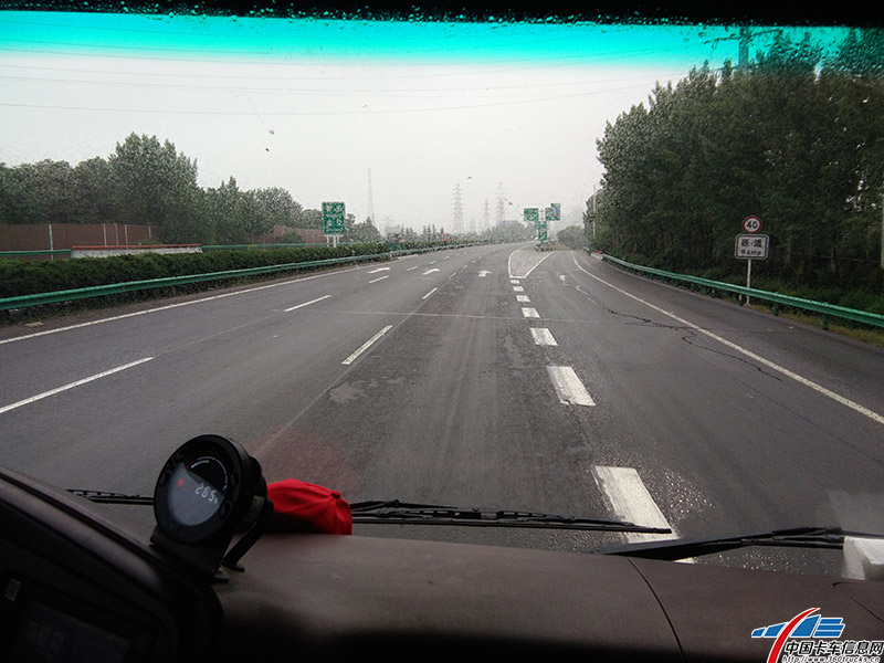 透過前車窗可以看到擋風玻璃上的雨水