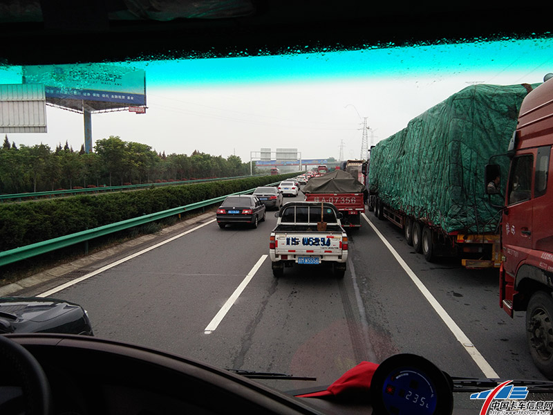 堵車路段看不到頭！