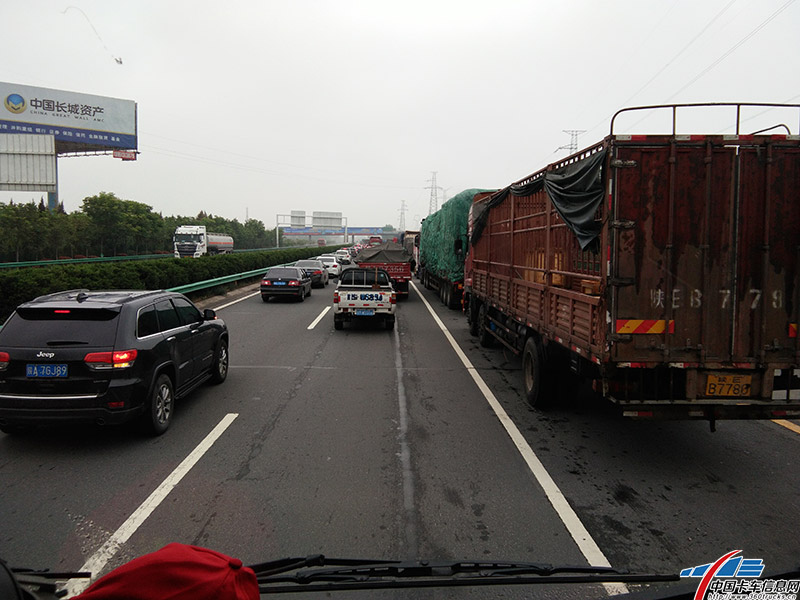 崔師傅，停車關閉了鑰匙，拿出手機喃喃到“這一啟動要多耗多少氣啊！”目前記者了解到現在崔師傅平均氣耗才23