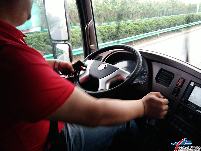 崔師傅，重新啟動車輛緩緩往前挪車