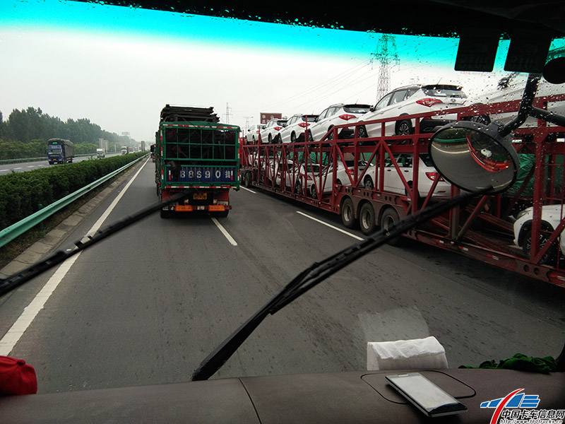看到一輛轎運車
