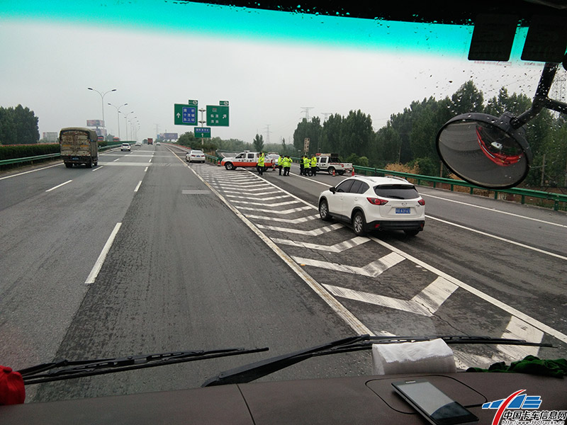 記者估計堵車的原因是因為封路