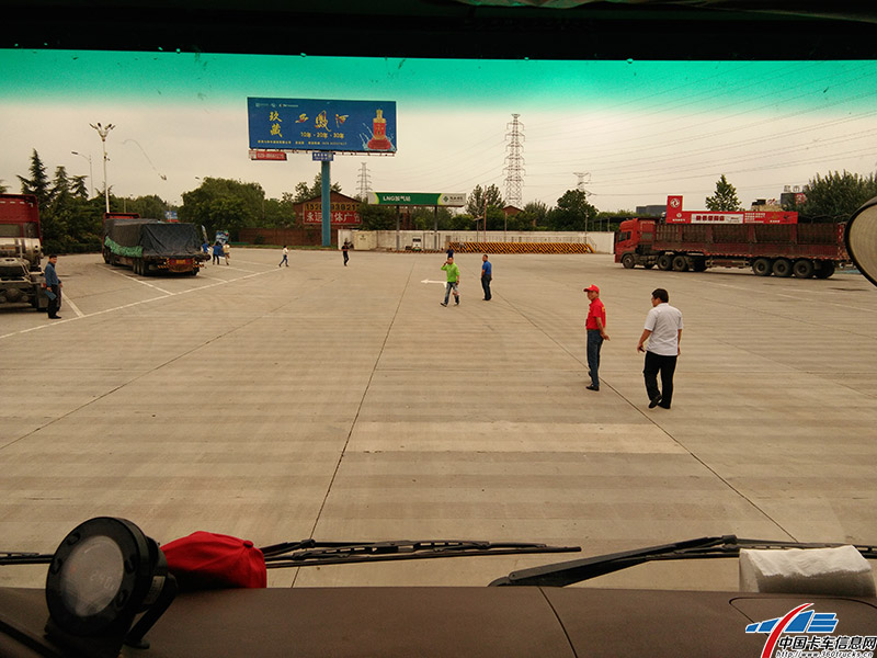 進入服務區，工作人員指揮車輛進入