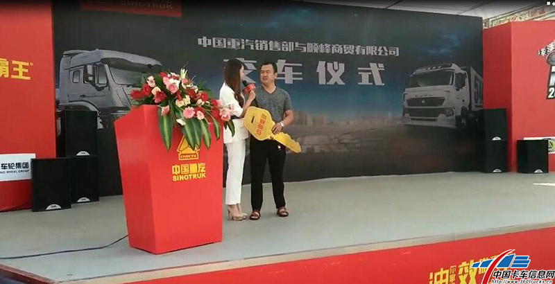 主持人采訪交車用戶