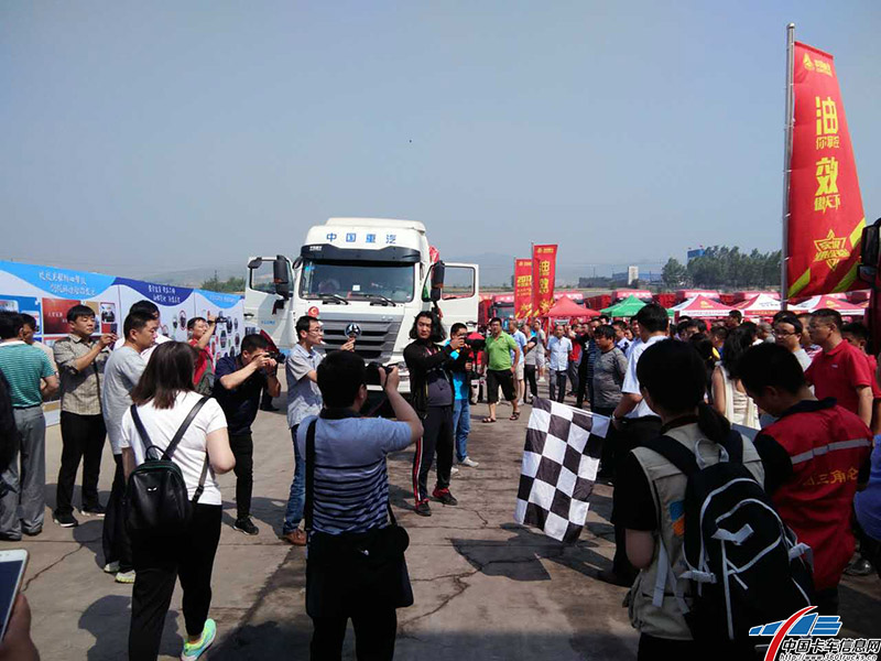 發車區搖旗出發，搖旗出發了，好激動