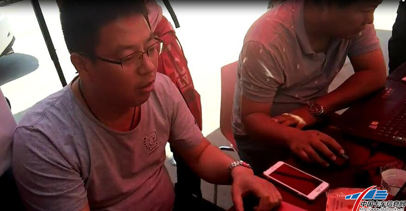 張主任為現場的媒體講解智慧重汽APP的使用！感覺我們又漲知識了！