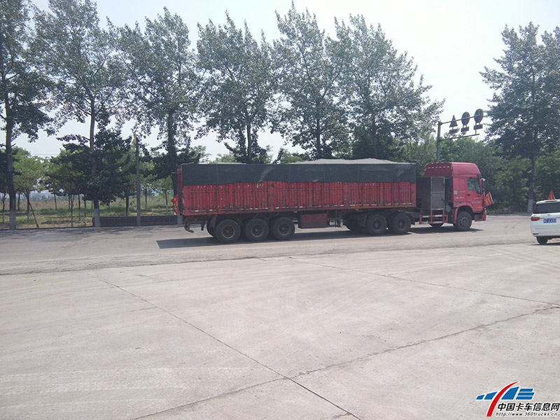 記者等待第二輛車到達時，一輛重汽燃氣車經過