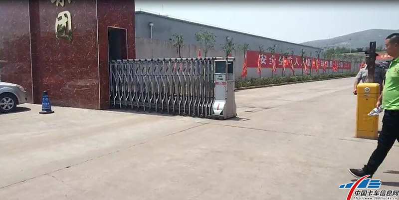 終點站的電動門開始徐徐打開