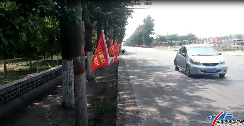 悄悄的告訴你記者來到樹蔭下偷懶來了