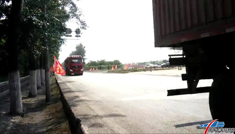 等待過程中路上過往的運輸車輛，顯示著山西運輸市場的繁榮