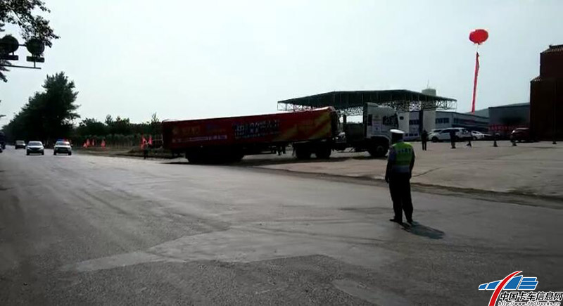 第三輛車到達了，預示著今天的比賽已然結束，接下來就是頒獎典禮