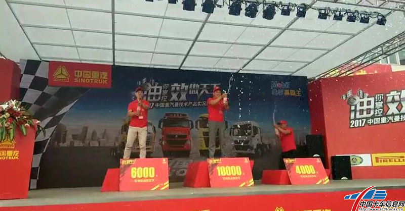 開啟香檳慶祝勝利的喜悅！記者錄視頻挨得太近，香檳酒撒了一身，相信代表著喜悅和祝福的美酒也會給記者帶來無盡的好運