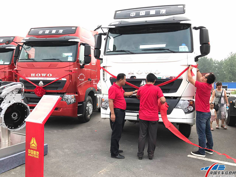 工作人員為本次周口站比賽用車“佩戴”大紅花