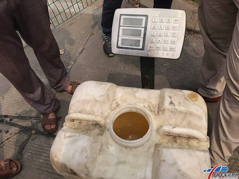 賽前油箱稱重45公斤。