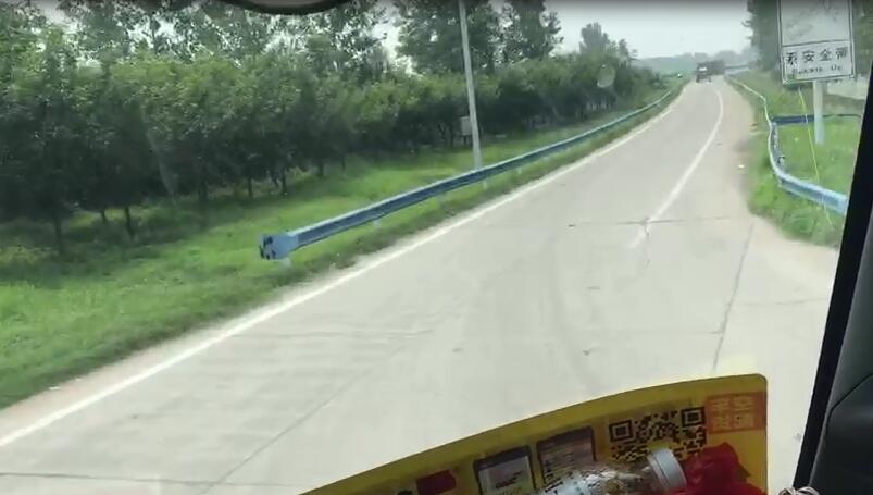 賽車穩穩地駛出服務區