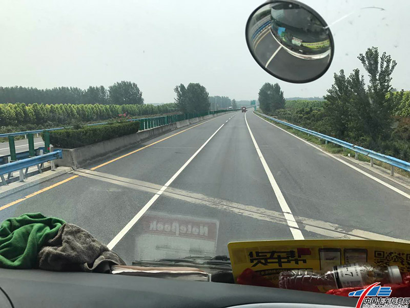剛駛出服務區就經過了一段下坡高速，魏師傅顯得淡定又自信。