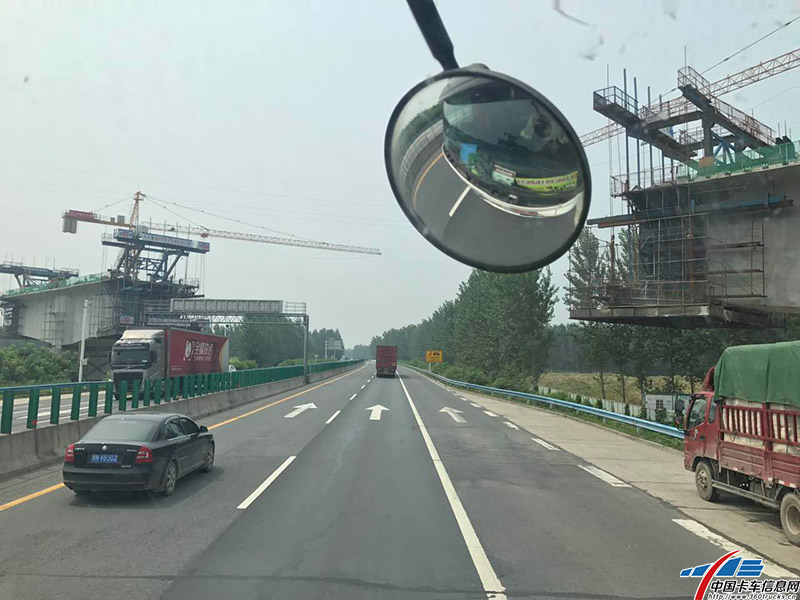 比賽路上往來車輛挺多。
