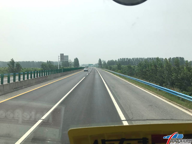 比賽經過第一個彎道