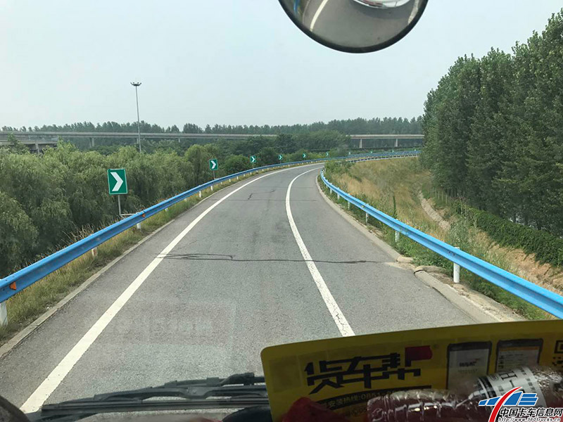 進入G36高速路段后，魏師傅詢問了駕駛員目前比賽用時后，開始加速。