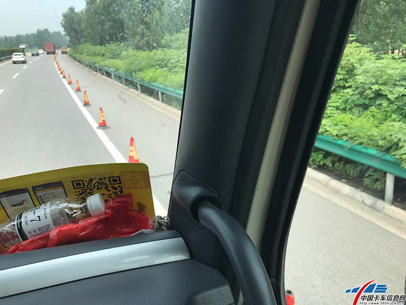 途中，遇到部分路段正在維修。