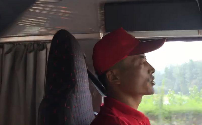 魏代峰所在的公司，剛剛采購了重汽豪瀚車320臺，目前公司已有重汽車輛五百多臺，魏師傅表示自己從2004年就開始駕駛重汽車輛，信賴重汽的品牌