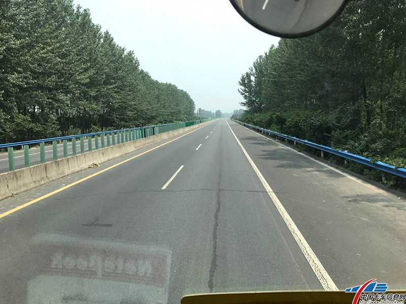 目前路上只有魏師傅這一輛車在行駛。