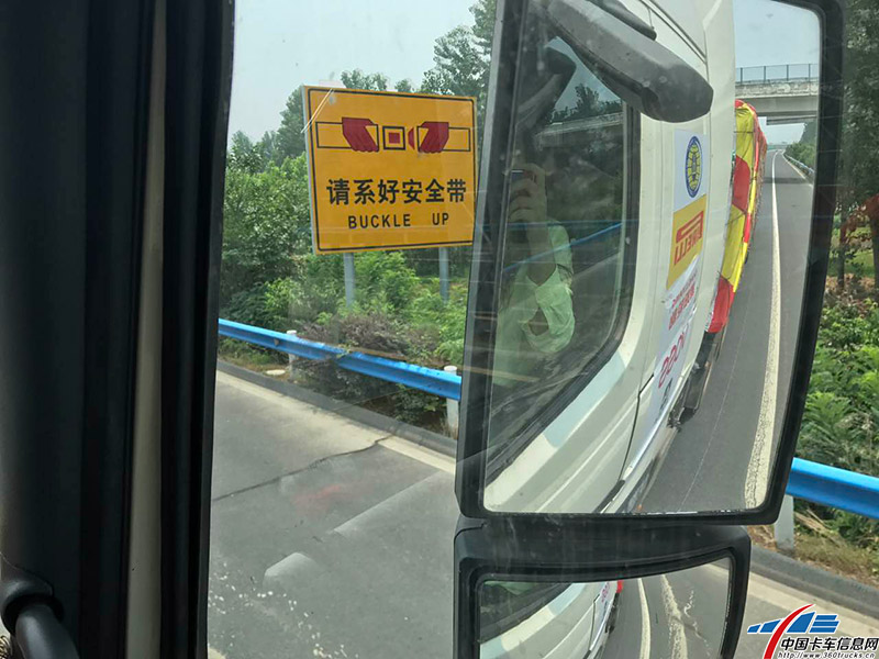 路標提醒駕駛員系好安全帶，我們的魏師傅可是一個很認真負責的駕駛員呢。