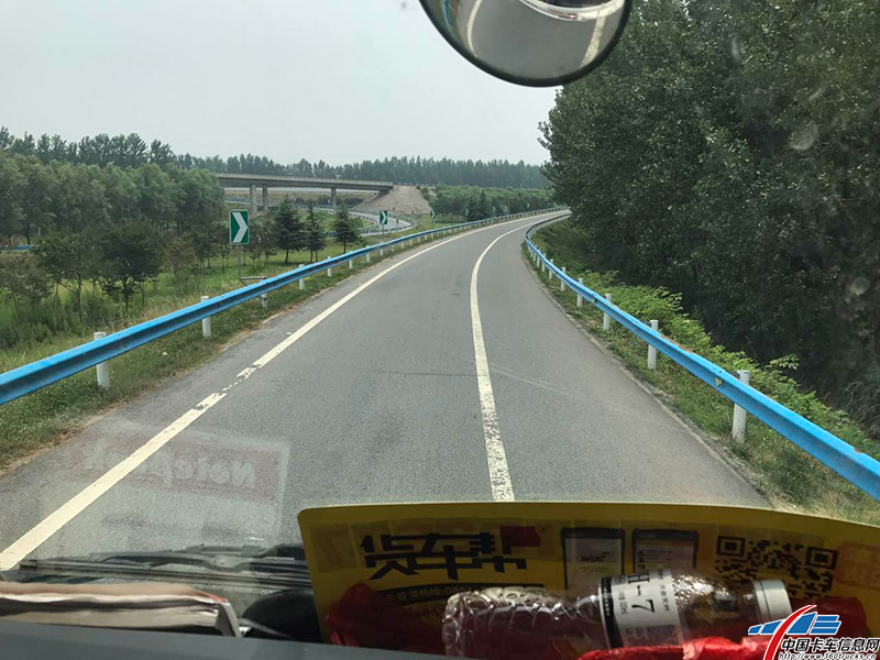 進入G45高速公路后，一個長長的下坡彎道路段。