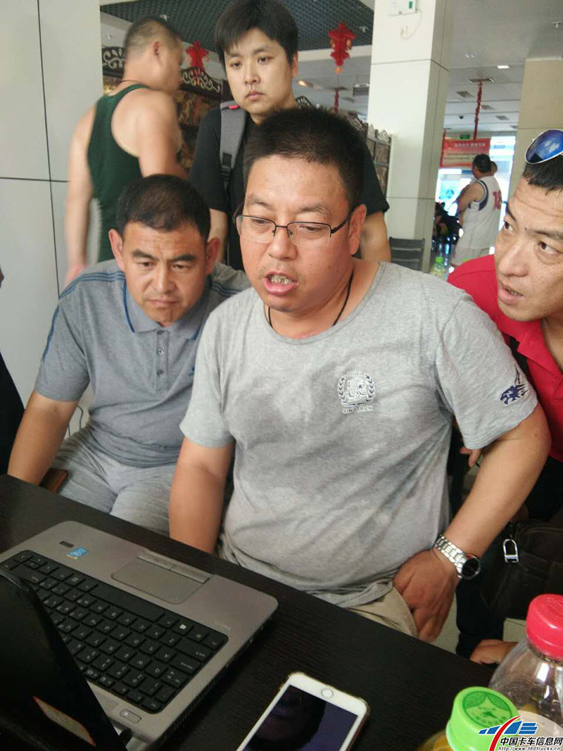 張孝斌主任向選手解釋車輛速比的選擇