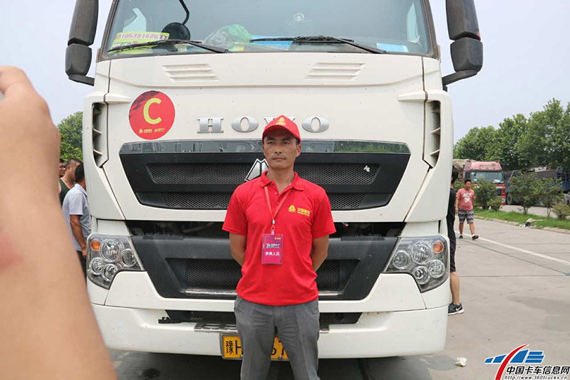 魏師傅與本次比賽用車HOWO T7H合影