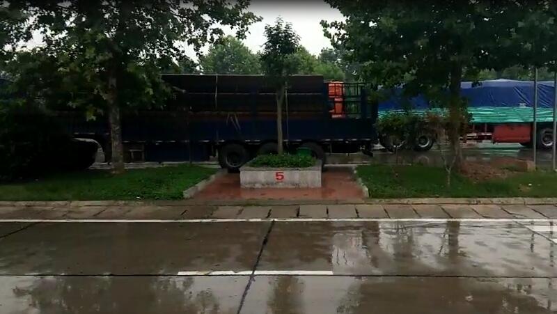 第二輛車比賽期間，下起了雨，從鏡頭里可以看到還挺大，這無疑會加大比賽的難度，雨水絲毫沒有降低比賽的緊張氣氛