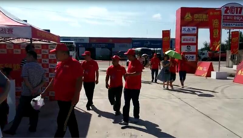 人員陸續(xù)到達開幕式現(xiàn)場