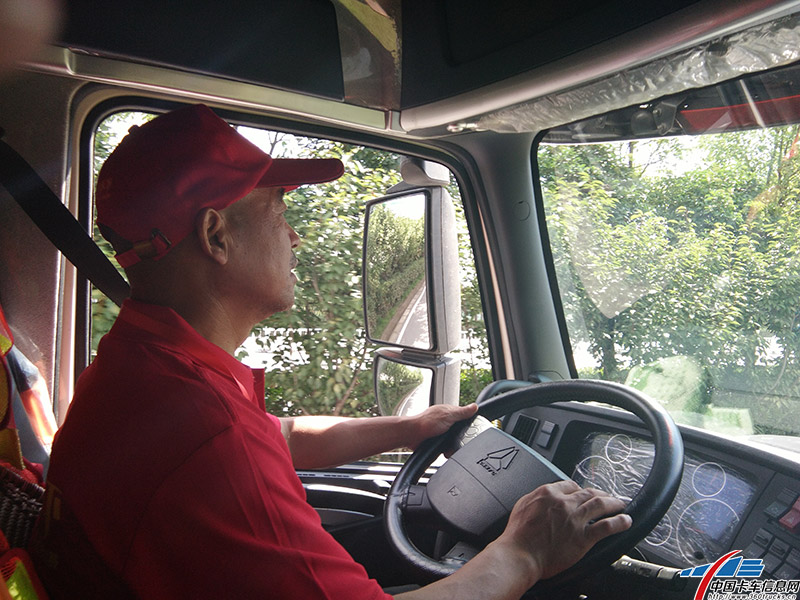 記者先跟車到比賽的出發(fā)地點，當被問及昨天比賽的情況時，車主陳師傅說：“挺好玩的”