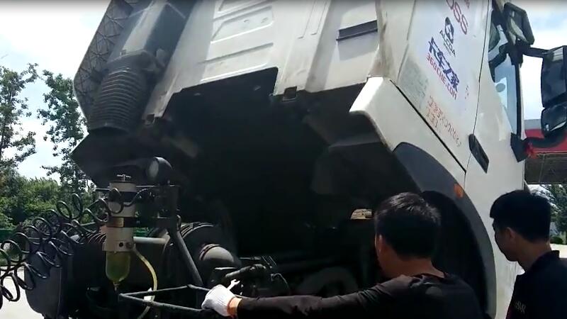 由于要加裝外掛比賽油箱，現(xiàn)場工作人員進行油路改造