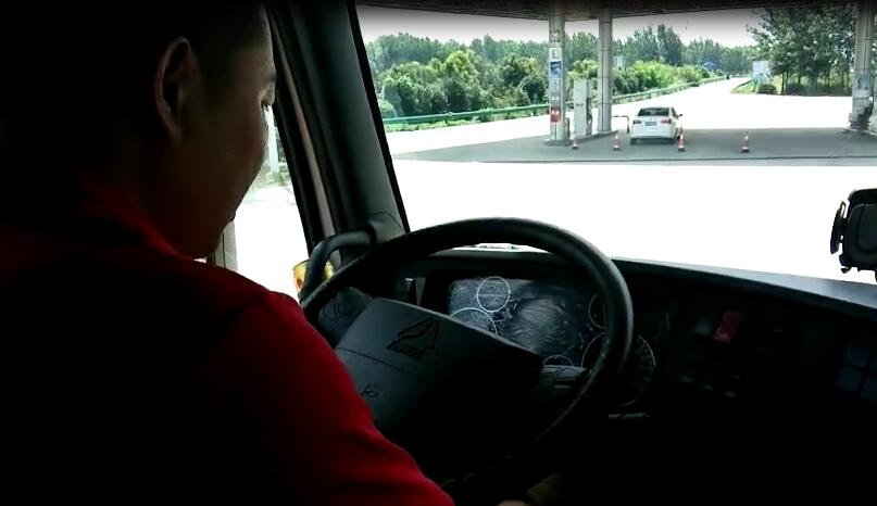 第一組選手發(fā)車了，陳師傅表示：“和昨天雨天的比賽相比今天能節(jié)省2-3個油”