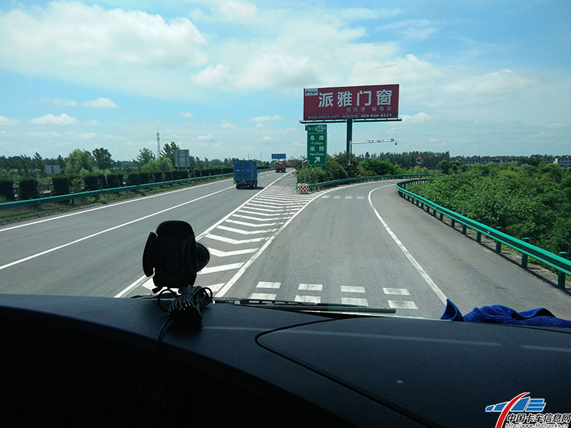 車輛到達岔路口，在這我們將要下高速進行調(diào)頭