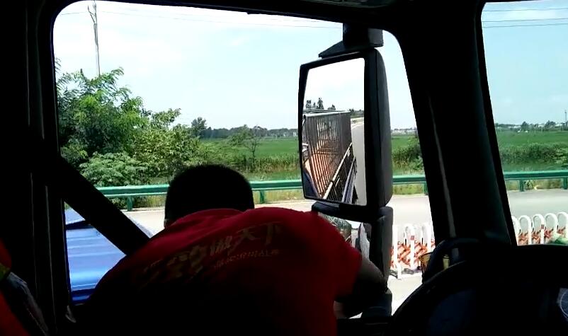 陳師傅和后車溝通，希望我們先過