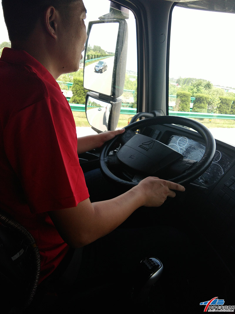 本次的用車采用的是手動擋車輛，陳師傅說平時開的車都是自動擋的現(xiàn)在對于手動擋還不是很熟練