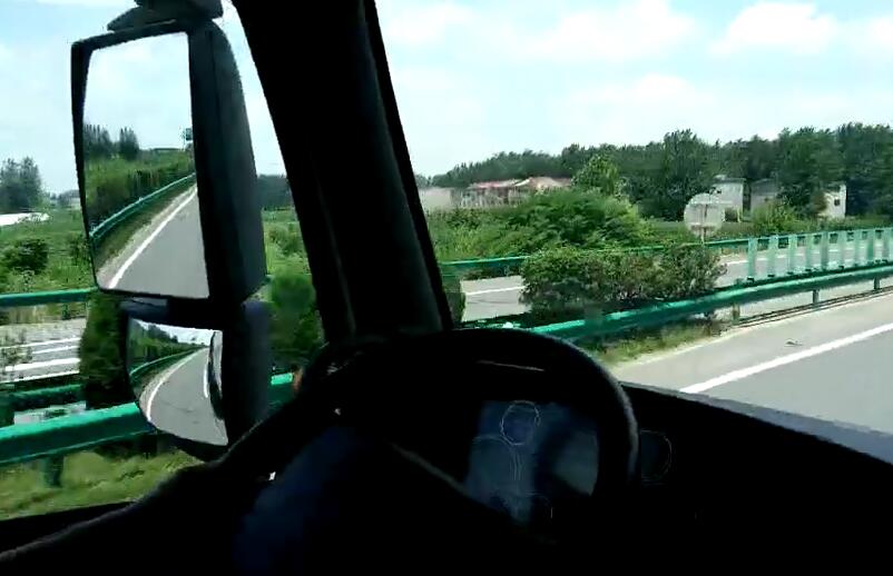 陳師傅駕車節(jié)油有自己的秘訣呦~想知道的自己點開看吧！記者能做的只能到這了